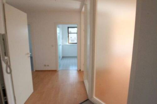 Flur - Etagenwohnung mit 66,50 m&sup2; in Chemnitz zur Miete