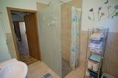 Badezimmer mit ebenerdiger Dusche - 