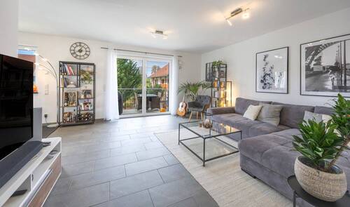 Großes Wohnzimmer - TOP Zustand: neuwertige 3 Zimmerwohnung mit Balkon