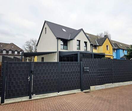 Außenansicht Einfahrt - 5 Zimmer Reihenendhaus zum Kaufen in Essen