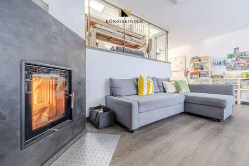 Wohnbereich mit Kamin - 7 Zimmer Reihenendhaus in Renningen