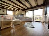 Wohnbereich mit Zugang zum Balkon im OG - 