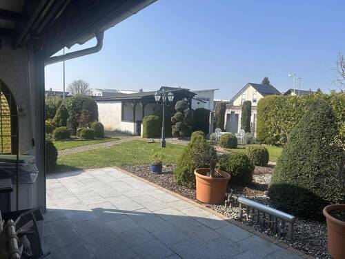 Blick in den Garten - Einfamilienhaus mit 378,70 m&sup2; in Muggensturm zum Kaufen