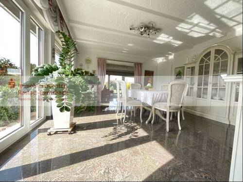 grozügiger, lichtdurchfluteter Essbereich - 