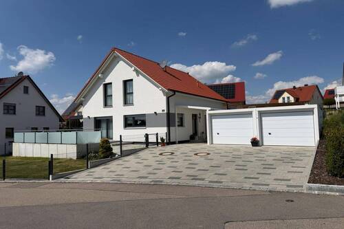 Außenansicht - Erstklassiger Neubau: 5 Zi.EFH mit Doppelgarage, Energieklasse A, FBH & Panoramablick bei Donauwörth