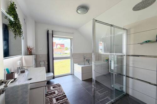 OG Bad mit Dusche, WC, Badewanne - 