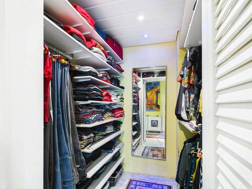 2. OG: Begehbarer Kleiderschrank - 