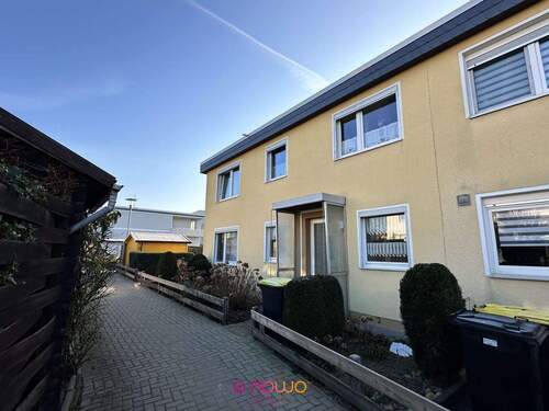 Ansicht vorn - Wohnen wie im Haus: 4 Zimmer-Erdgeschoss-Eigenheim mit Garten und Garage in ruhiger Lage