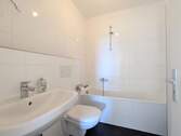 Badezimmer mit Badewanne - 