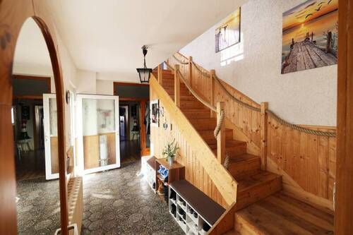 Diele mit Treppenaufgang - 