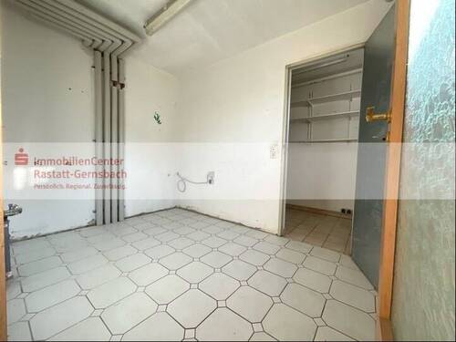 Küche im KG mit Zugang zum Abstellraum - 