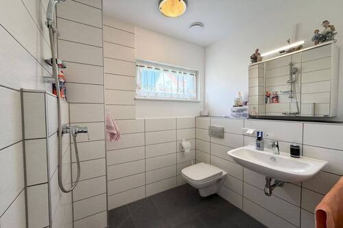 EG Bad mit Dusche und WC - 