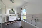 OG Bad mit Dusche, WC, Badewanne II - 