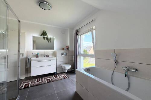 OG Bad mit Dusche, WC, Badewanne II - 