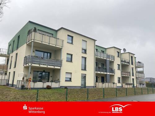 Haus Rückseite mit Balkonen - Ihre Traumwohnung am Goitzsche See