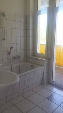 Bad mit Wanne u Zugang Balkon - 