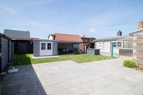 Platz für einen Pool auf dem neu gepflasterten Hof - 5 Zimmer Einfamilienhaus zum Kaufen in Grimmen