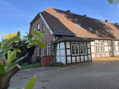 Seitenansicht vom Kirchplatz aus - Reihenendhaus zum Kaufen in Menslage