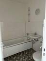 Badezimmer mit Wanne - Etagenwohnung mit 60,50 m&sup2; in Itzehoe zur Miete