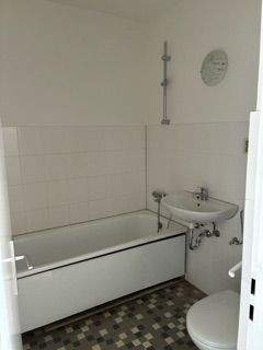 Badezimmer mit Wanne - Etagenwohnung mit 60,50 m&sup2; in Itzehoe zur Miete