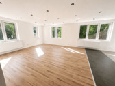 Wohnzimmer - Komfortable Wohnung mit zwei Bädern, drei Zimmern und flexiblem Zusatzraum