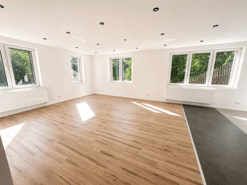 Wohnzimmer - Komfortable Wohnung mit zwei Bädern, drei Zimmern und flexiblem Zusatzraum