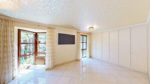 Schlafzimmer mit Einbauschränken im OG - 