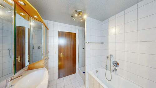 Badezimmer und Dusche im OG - 