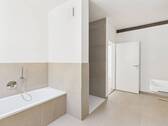 Bad mit Fenster, Wanne, Dusche - 