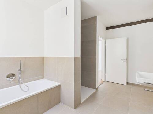 Bad mit Fenster, Wanne, Dusche - 