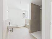 Bad mit Fenster, Wanne, Dusche - 