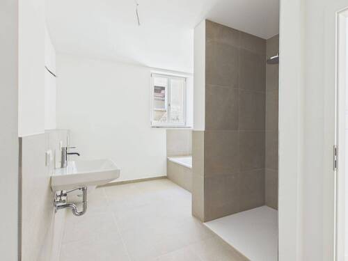 Bad mit Fenster, Wanne, Dusche - 