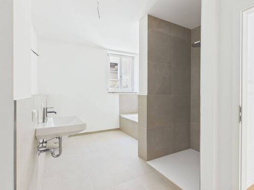 Bad mit Fenster, Wanne, Dusche - 