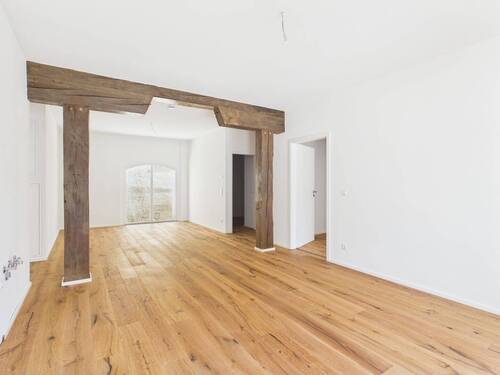 Wohnraum mit Küche - ERSTBEZUG 3-Zimmer-Wohnung nach hochwertiger Denkmalsanierung - Einbauküche und Balkon