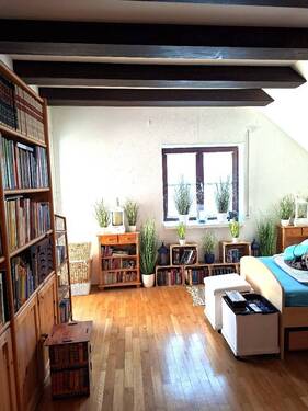 Weiteres Zimmer im DG, ebenfalls mit Zugang zum Balkon. - 