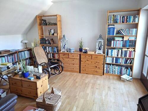 Weiteres Zimmer mit vorliegendem Balkon. - 