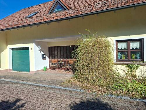 Eingangsbereich mit Platz für ein Schwätzchen mit der Nachbarschaft. - Einfamilienhaus mit 155,00 m&sup2; in Hilders zum Kaufen