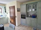 ....... Speisekammer und direktem Zugang zur Terrasse. - 