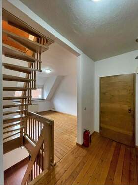 Wohnraumflur mit Eingangstür im Obergeschoss - 