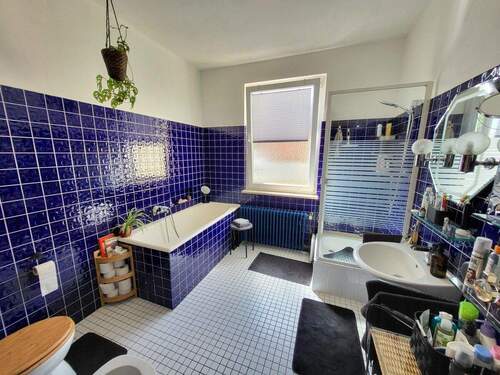 Bad mit Dusche/Wanne/Fenster - 