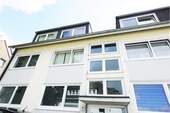 Haus - Familienfreundliche 3-Zimmer-Wohnung mit Balkon und Garage