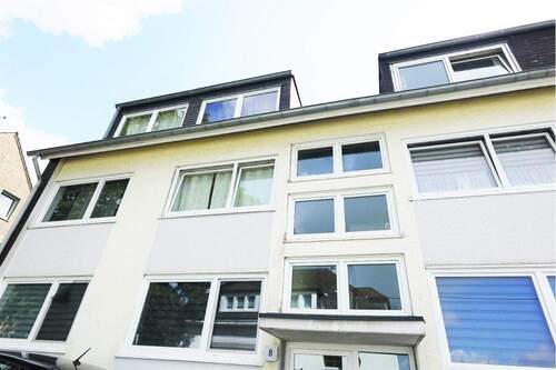 Haus - Familienfreundliche 3-Zimmer-Wohnung mit Balkon und Garage