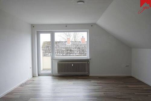 Wohnzimmer mit Blick auf den Balkon - Etagenwohnung mit 53,00 m&sup2; in Aurich zur Miete
