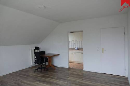 Wohnzimmer mit Blick in die Küche - 