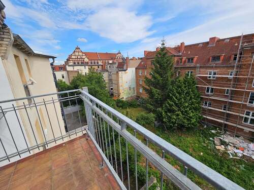 Balkonaussicht - Etagenwohnung mit 65,00 m² in Halle zum Kaufen