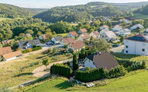 Drohnenfoto - idyllischer Blick über Escherlich - 