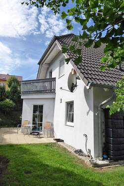 Ostansicht mit Terrasse und Balkon - Einfamilienhaus mit 103,00 m² in Bad Berneck zum Kaufen
