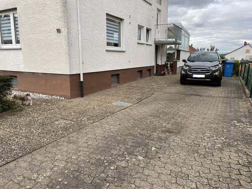 Zugang Haus / Parkplätze - 