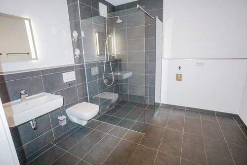 Badezimmer - Helle 2-Zimmer- Wohnung mit großem Westbalkon, moderner Einbauküche, XXL-Dusche, Aufzug & Tiefgarage