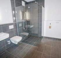 Helle 2-Zimmer- Wohnung mit großem Westbalkon, moderner Einbauküche, XXL-Dusche, Aufzug & Tiefgarage - Oberasbach Kreutles